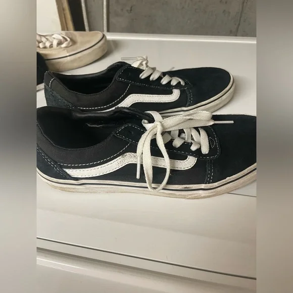 Black vans shoe size 5 youth - Picture 3 of 5